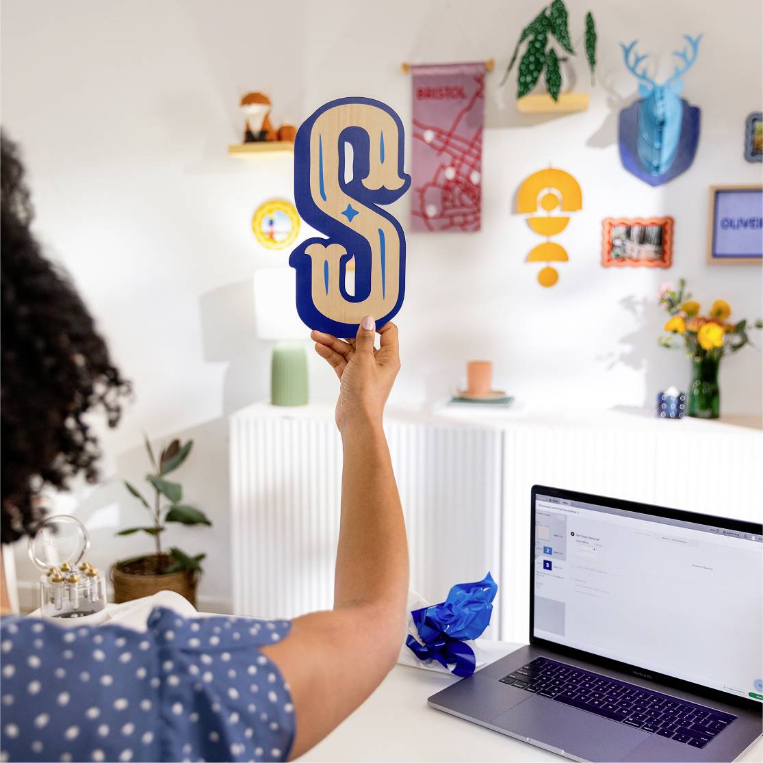 Une personne tient un décor en forme de 