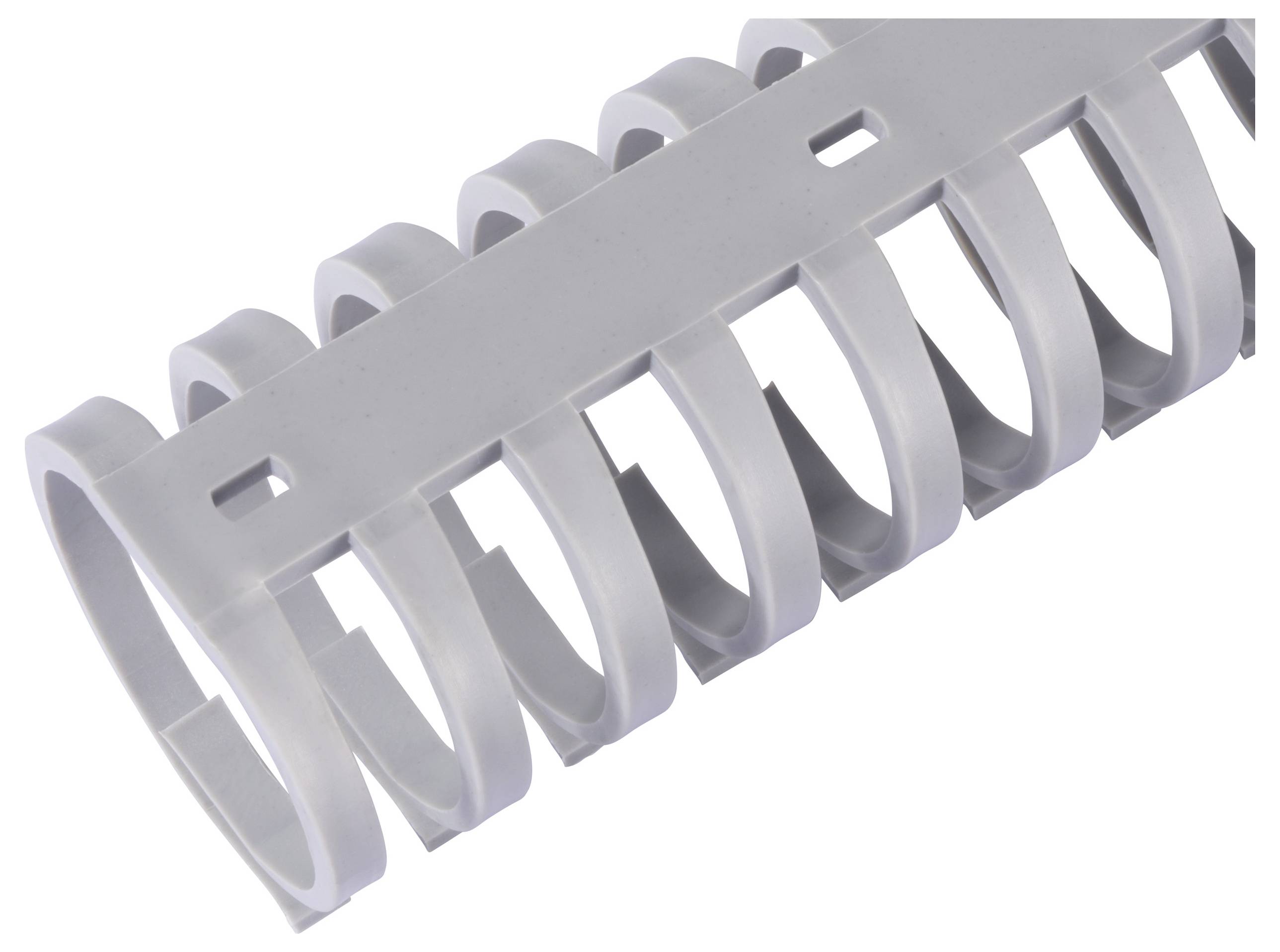 Canal de câbles en plastique gris avec plusieurs ouvertures pour le passage des câbles. Accessoires de bureau et d'électronique.