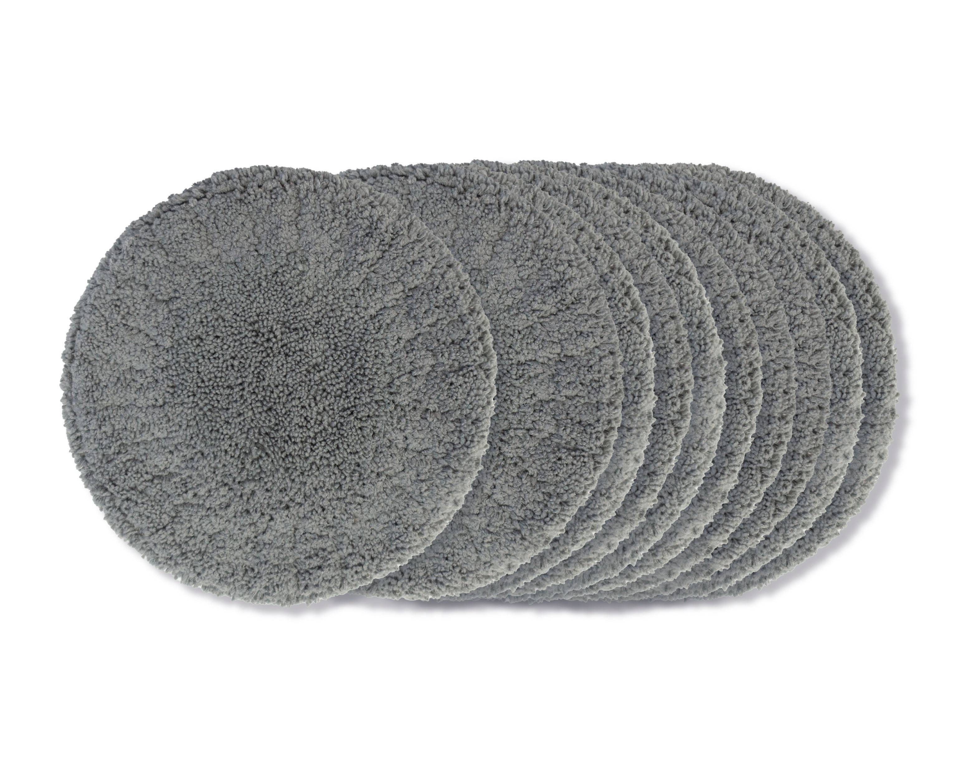 Six tapis ronds, duveteux et gris sont disposés côte à côte sur un fond blanc.