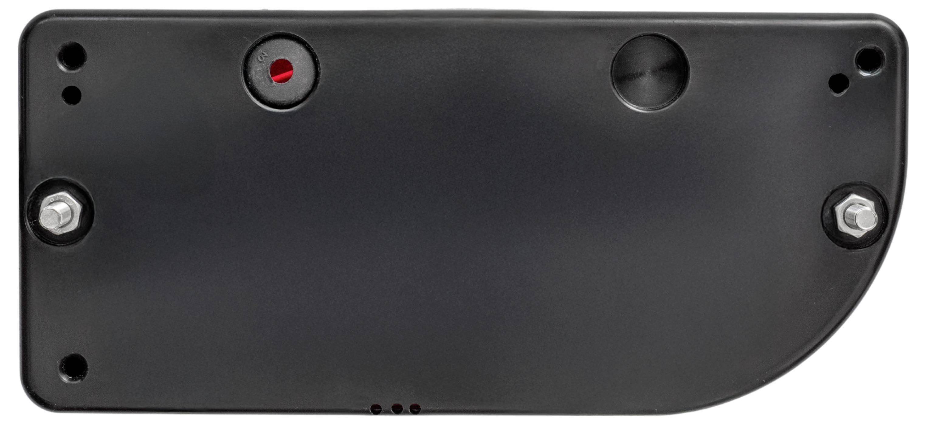 Un gros plan d'un appareil rectangulaire noir avec des vis visibles et un indicateur rouge. L'appareil a diverses ouvertures circulaires et semi-circulaires.