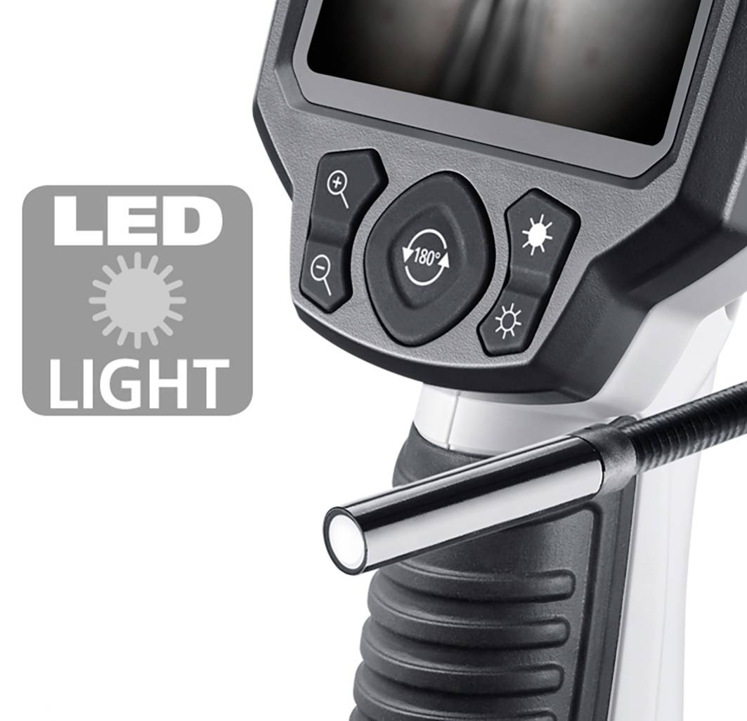 Gros plan d'un endoscope avec écran et fonction d'éclairage LED.