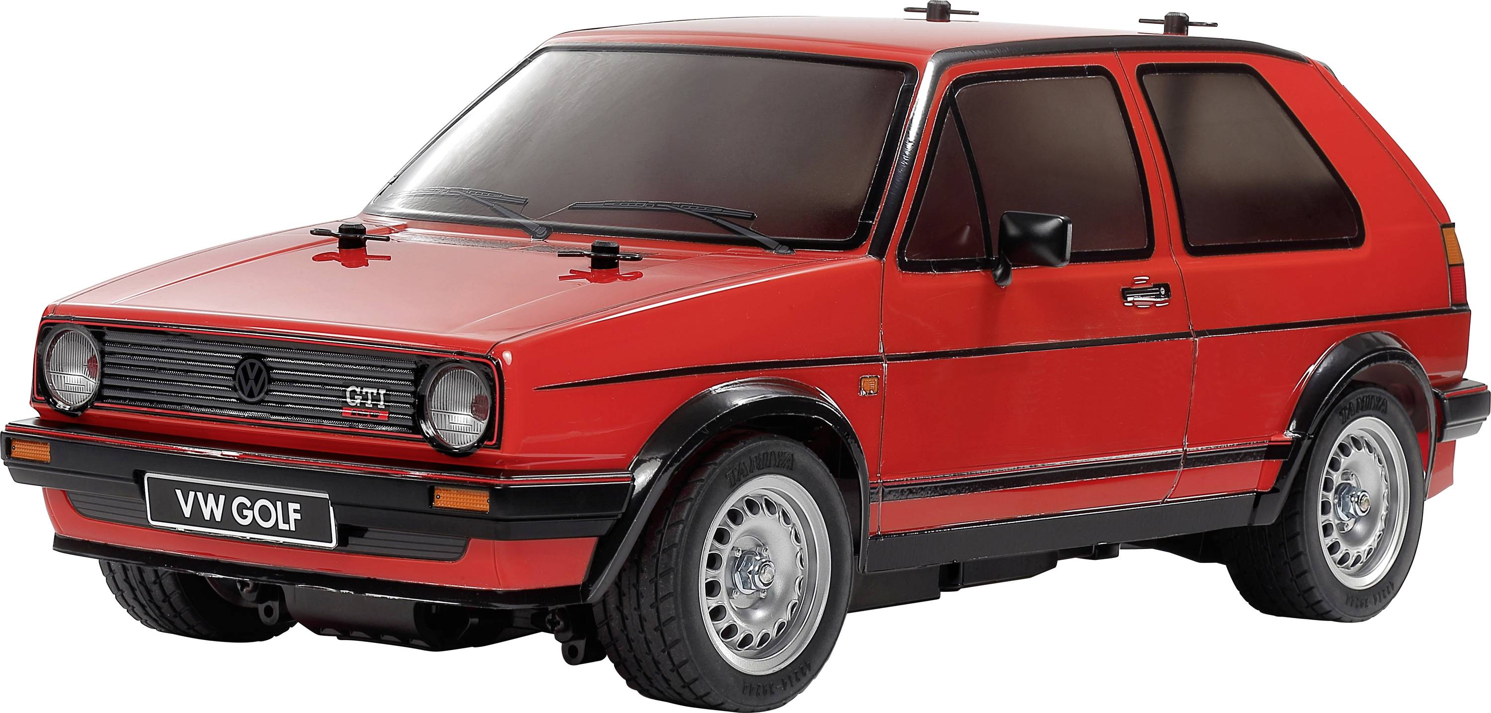 Voiture miniature rouge d'une Volkswagen Golf GTI avec des vitres noires et des détails. Petite voiture à deux portes photographiée sur un fond blanc.