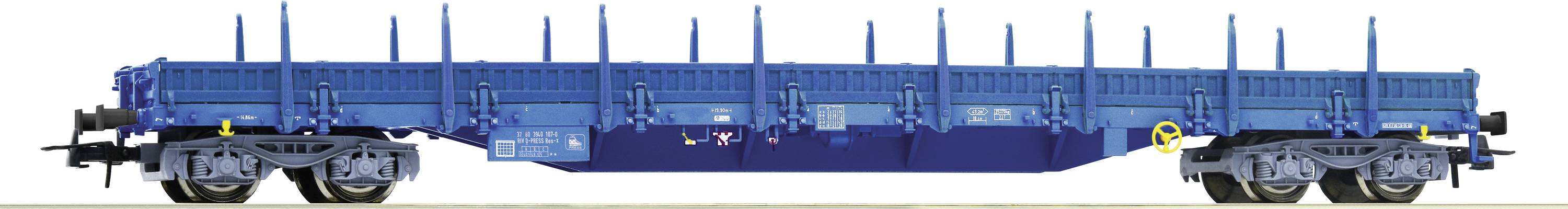 Long wagon bleu sans toit ni parois latérales, adapté au transport d'objets volumineux sur rails.