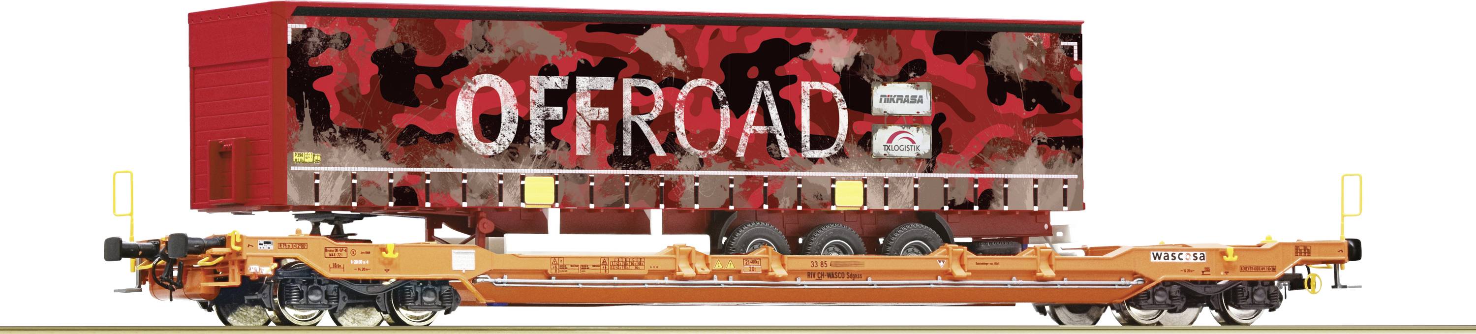 Remorque de camion chargée sur un wagon de chemin de fer orange, portant l'inscription rouge « OFFROAD », illustrant une unité de transport intermodal.