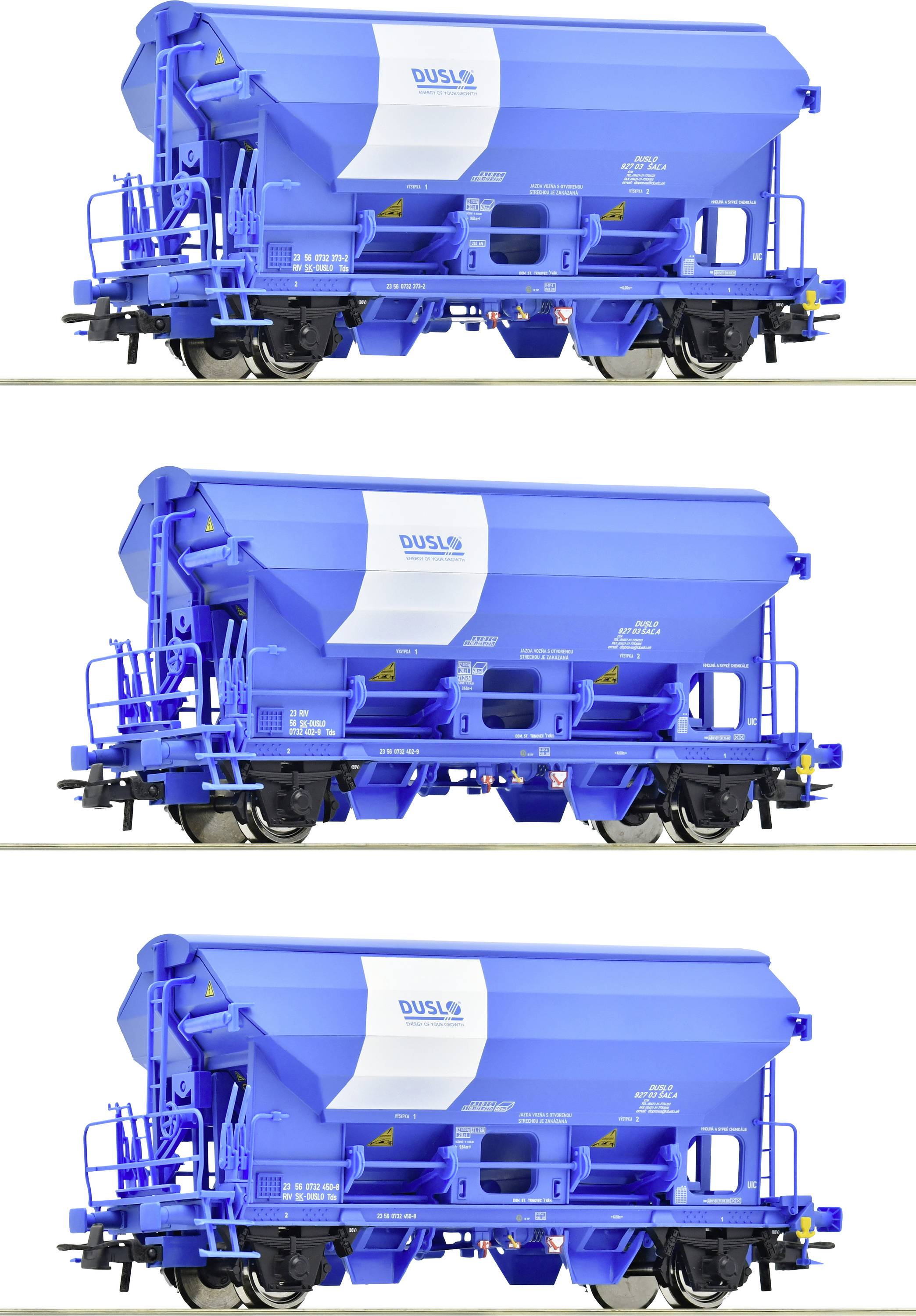 'Trois wagons de marchandises bleus, pris de côté, avec le logo de l'entreprise sur le flanc. Chaque wagon présente un design similaire et est sur un fond blanc.'