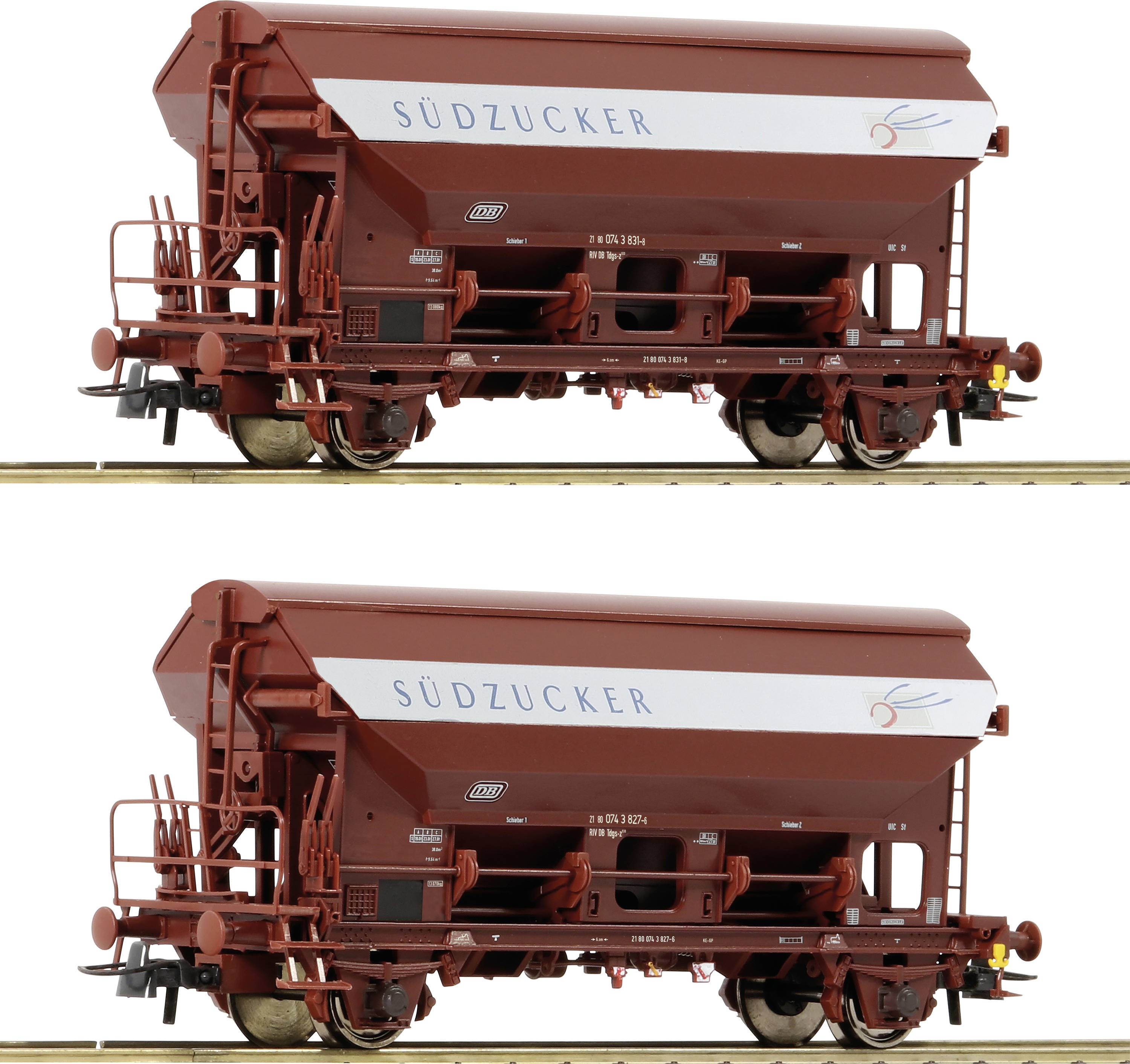 Modèle de wagon de marchandises, rouge, avec inscription 'Südzucker', deux niveaux. Transporte probablement du sucre, représenté sur des voies ferrées.