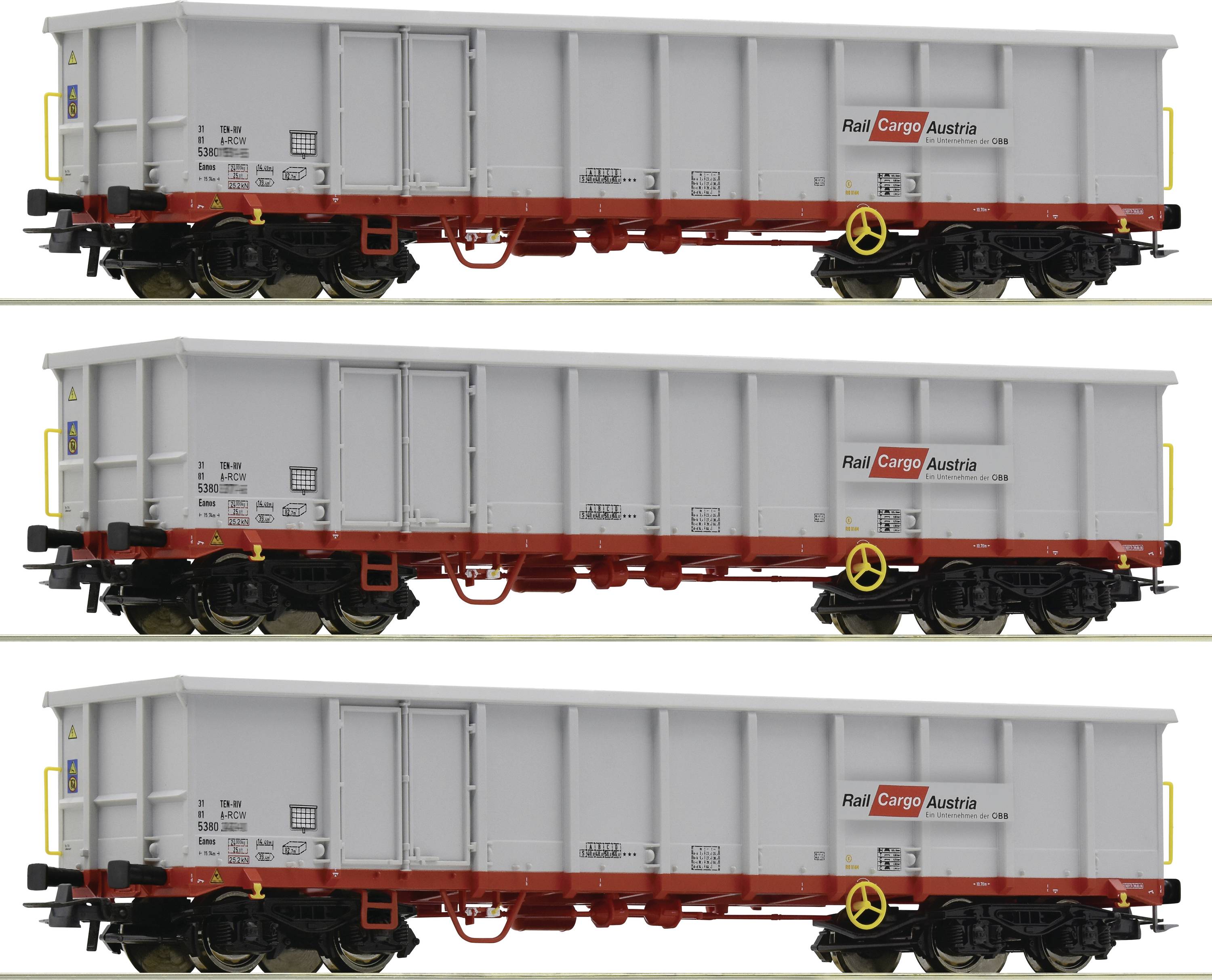 Trois wagons de marchandises gris avec châssis rouge de Rail Cargo Austria alignés. Les wagons ont des parois fermées et des roues en acier.