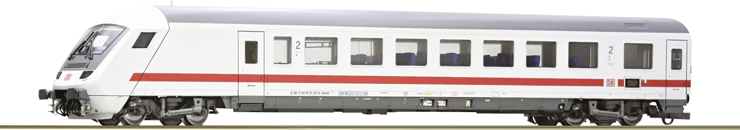 Un wagon blanc moderne avec des bandes rouges, des fenêtres et des portes, stationné sur une voie ferrée, vue de côté.