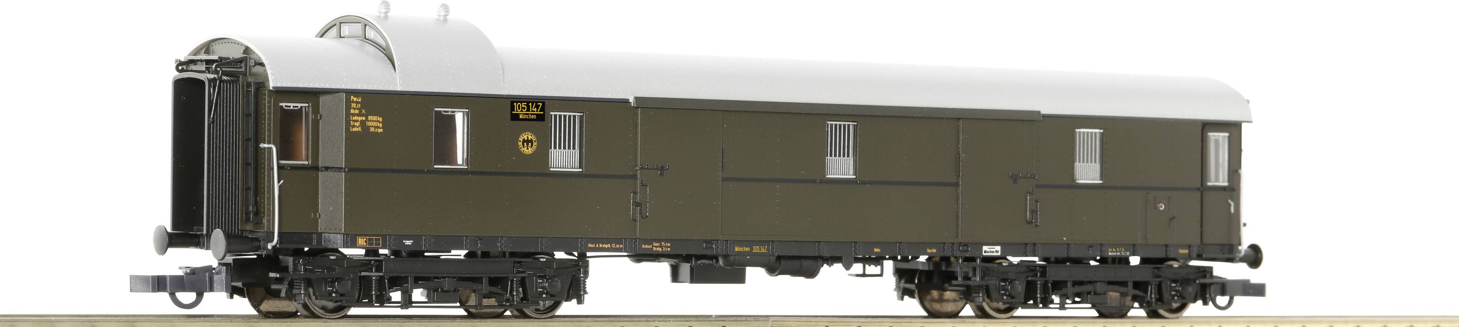 Wagon de modèle réduit brun sur rails, vue latérale. Carré
