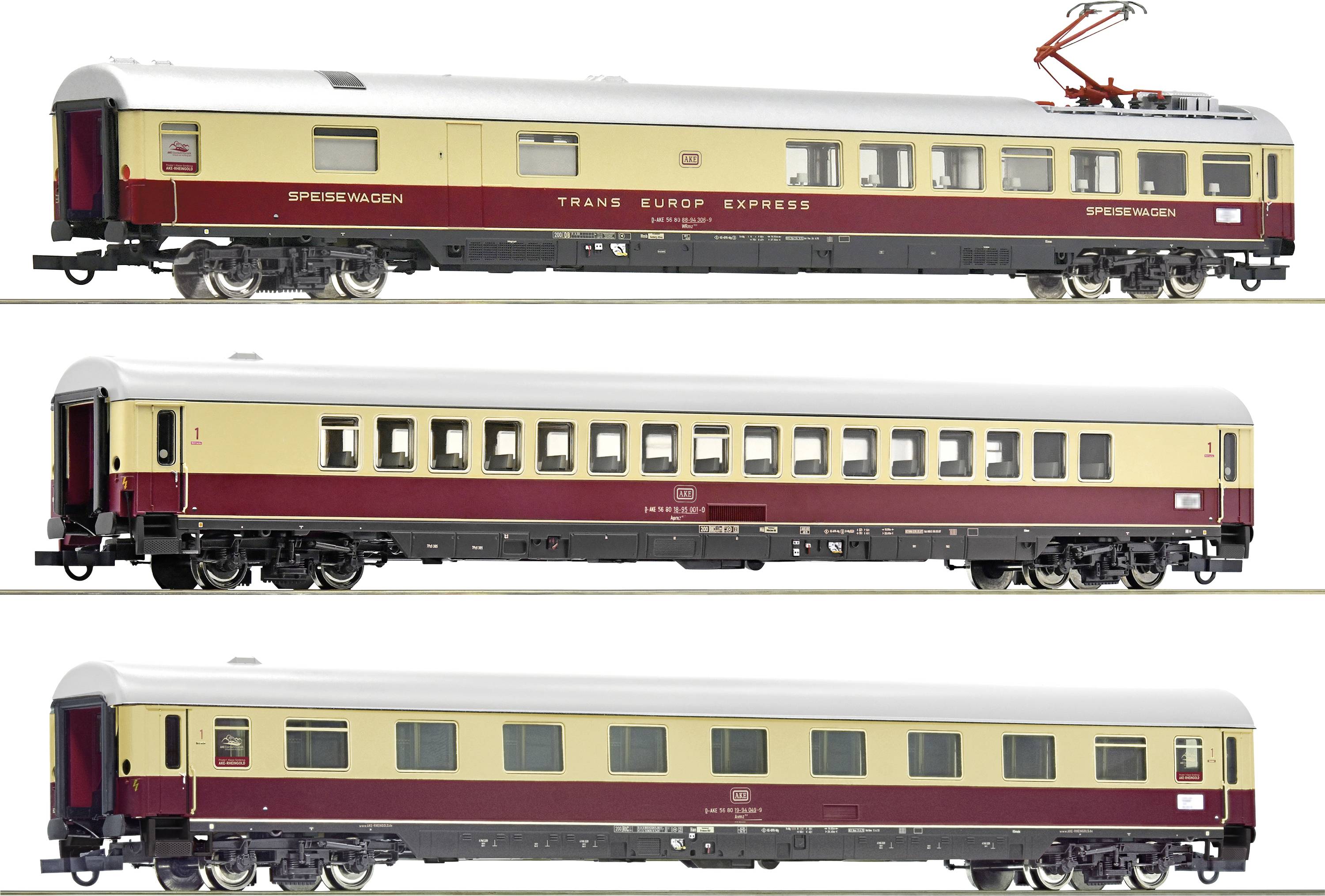 Trois voitures historiques du Trans Europ Express, dont une voiture-restaurant et deux voitures de voyageurs, peintes en rouge et beige.