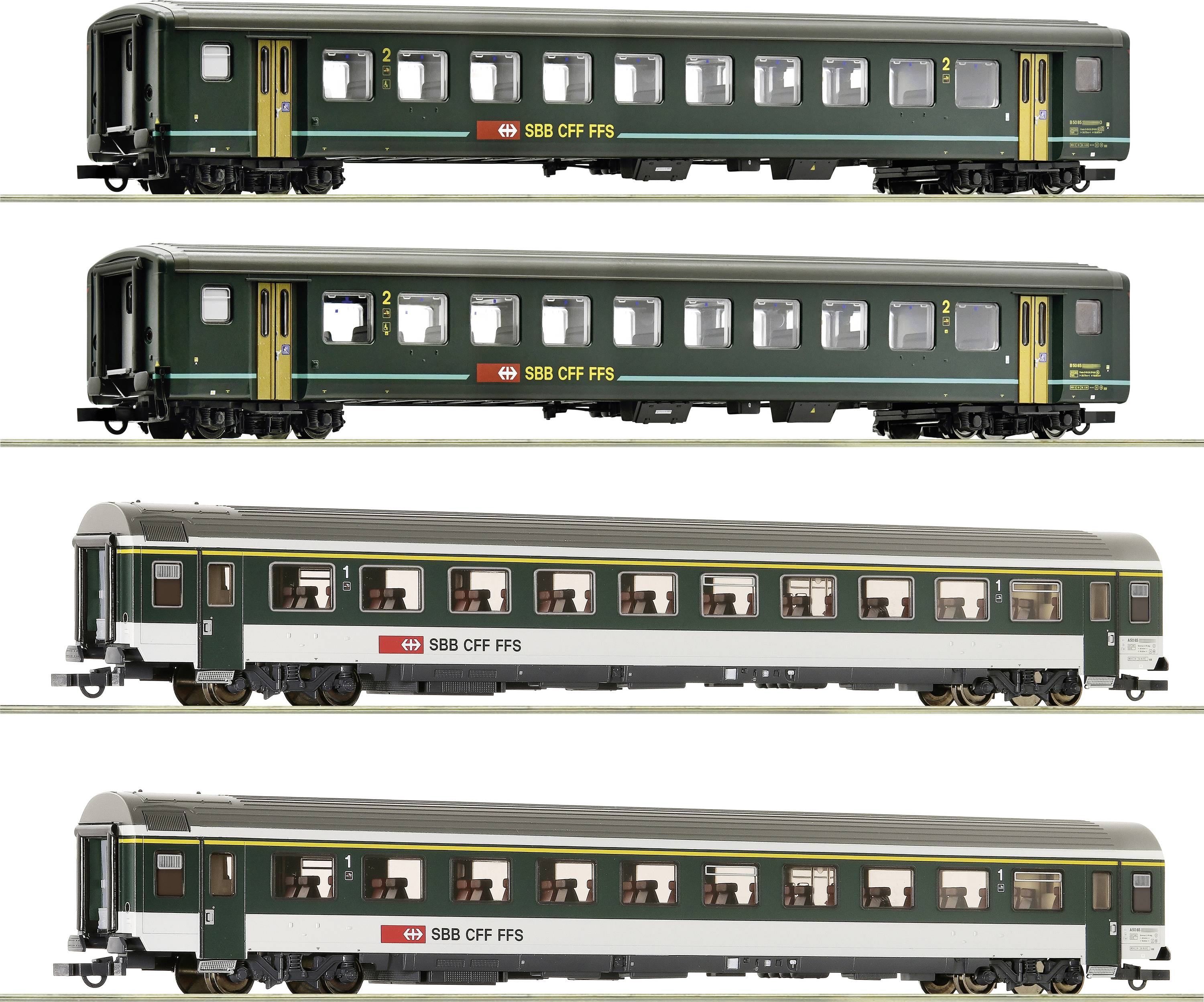 Quatre modèles de voitures de voyageurs CFF en vert avec des bandes jaunes et le logo CFF. Différents types de voitures et configurations de fenêtres.