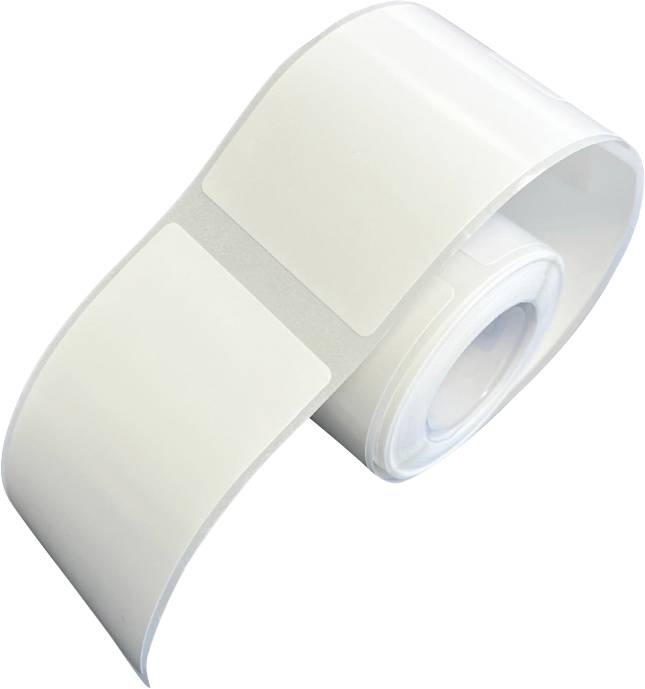 Un rouleau d'étiquettes blanches rectangulaires. Les étiquettes sont disposées uniformément et conviennent à l'impression.