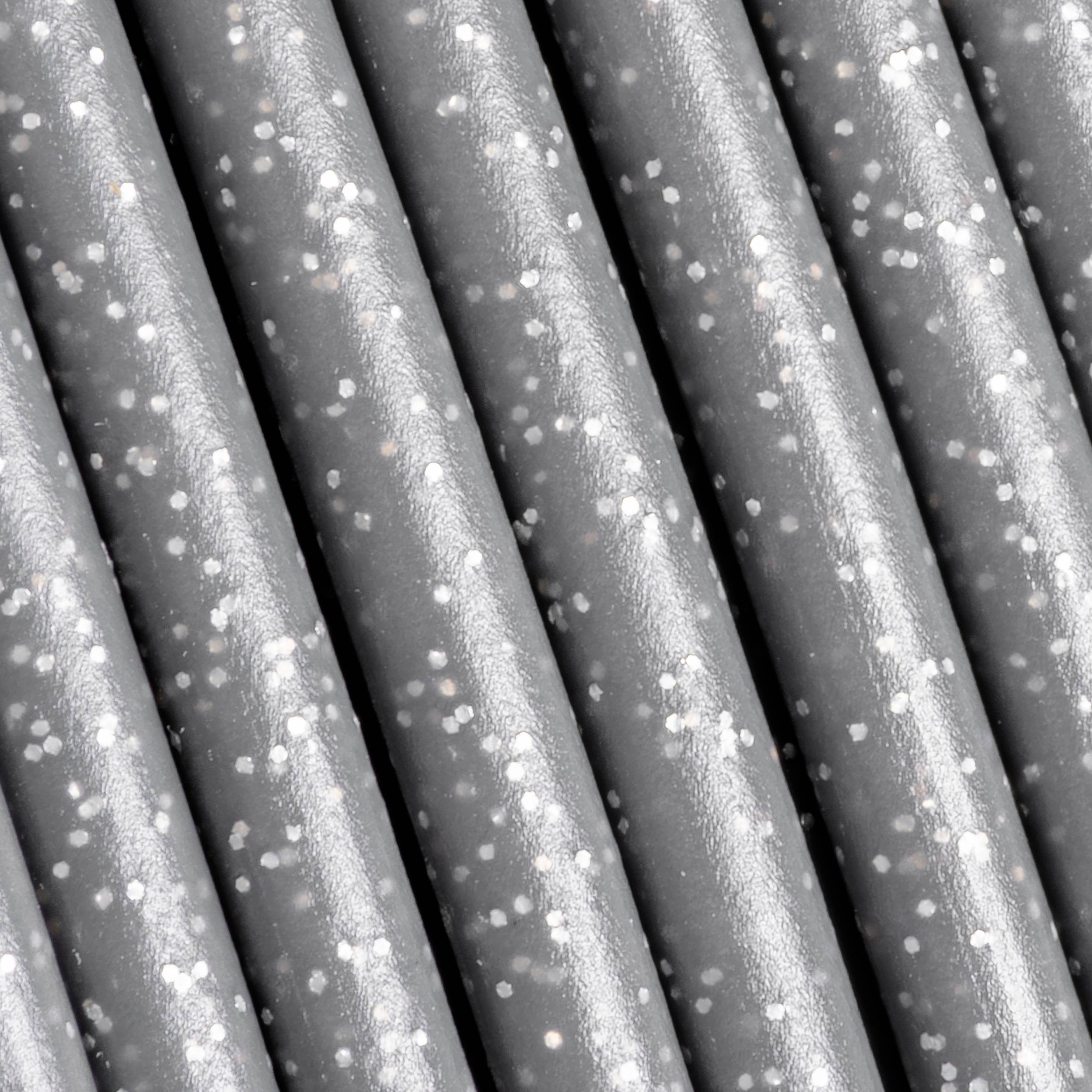 Gros plan de crayons gris avec des points blancs, disposés uniformément côte à côte.