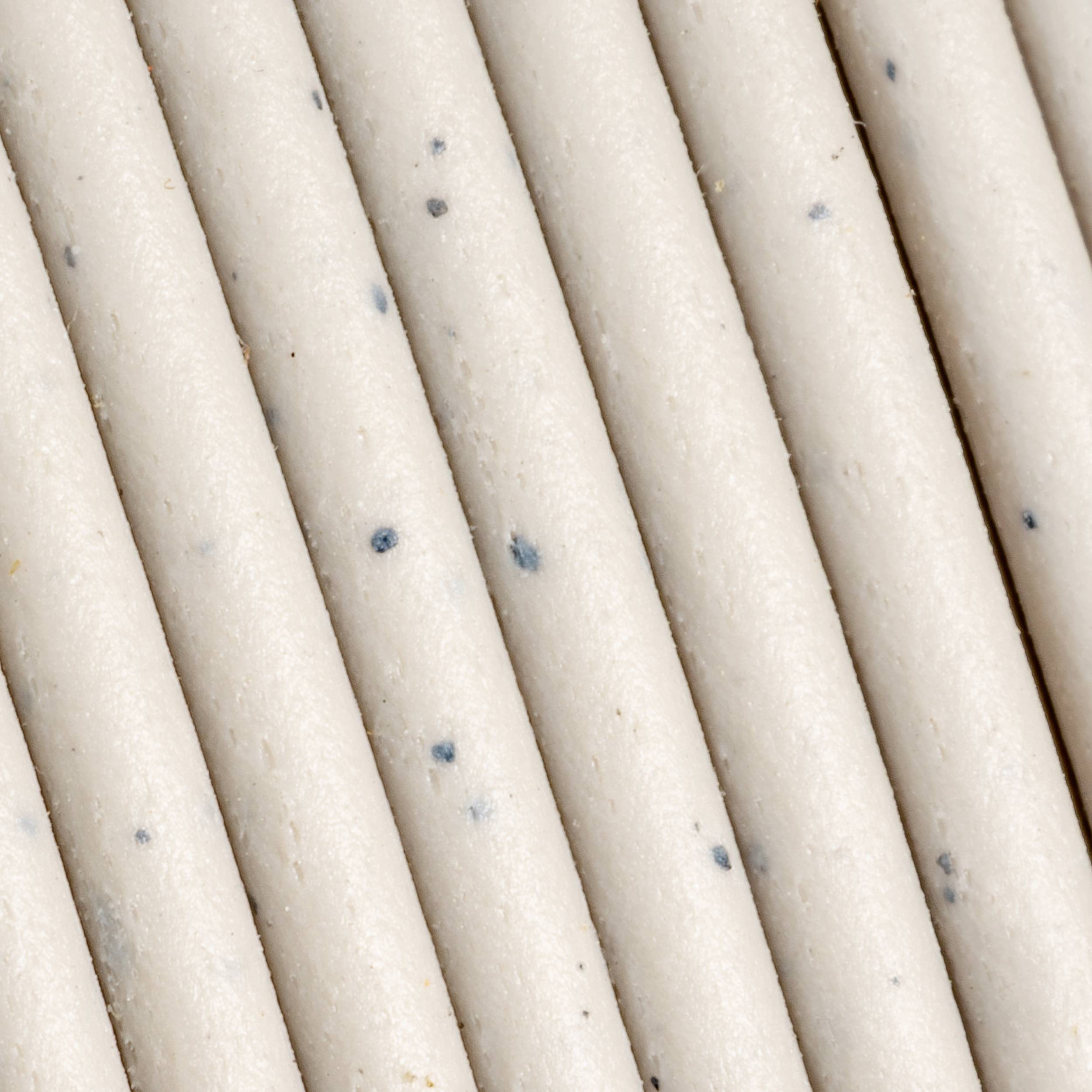 Gros plan de plusieurs bandes textiles blanc-gris parallèles avec des points sombres.