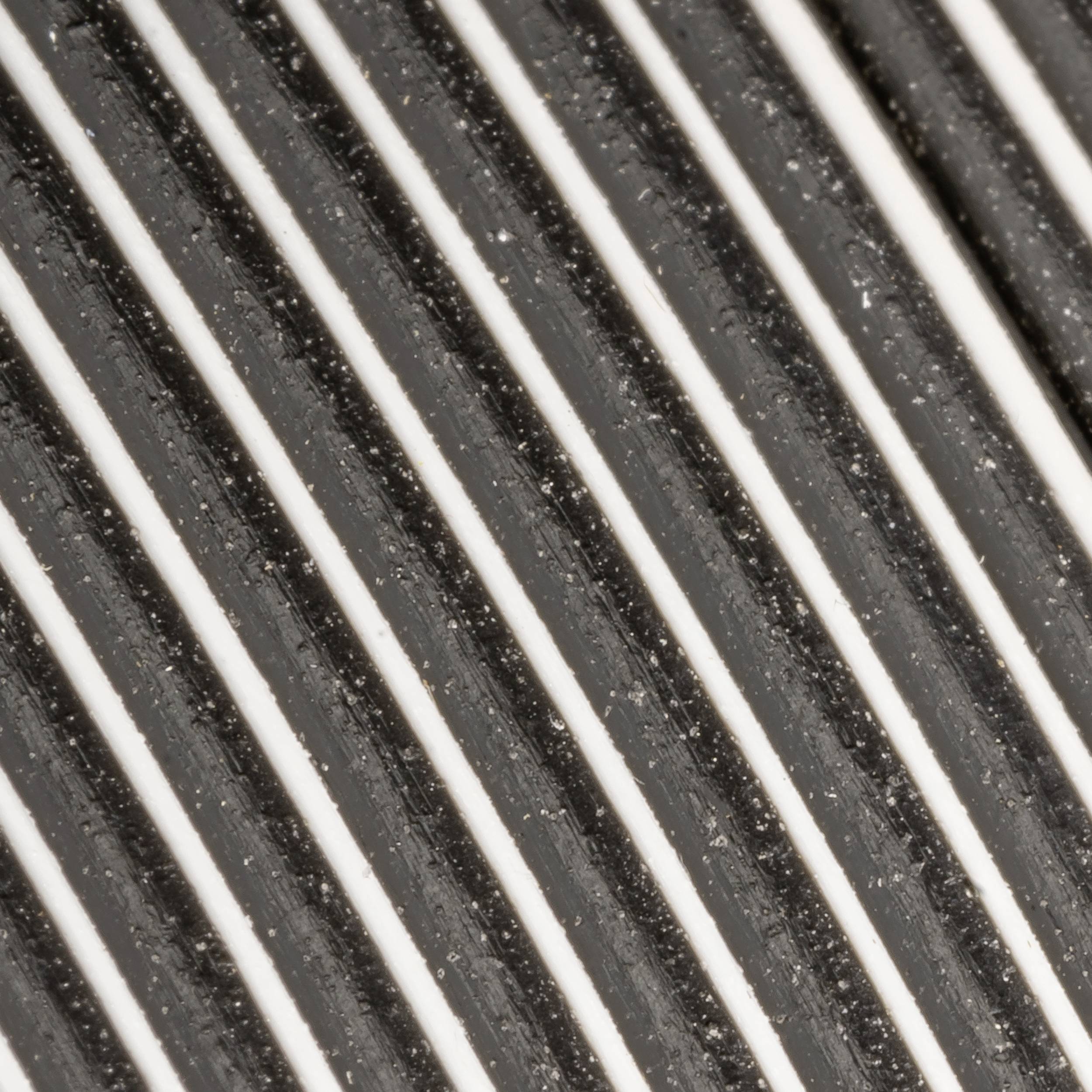 Gros plan d'un motif rayé noir et blanc montrant des lignes diagonales.