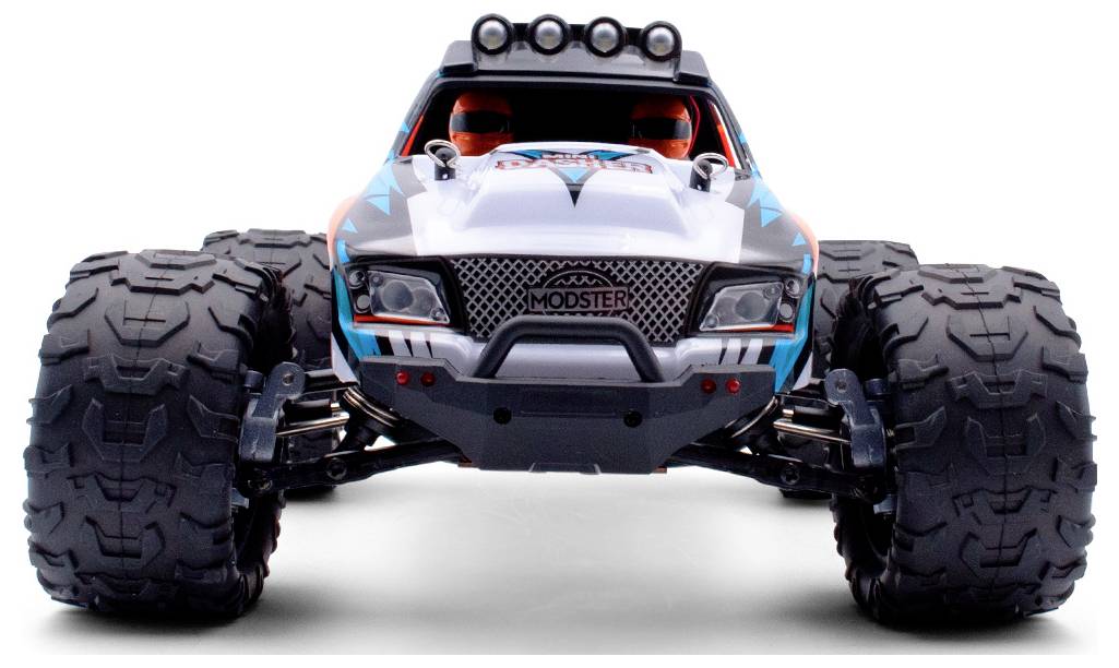 Voiture télécommandée de type Monster Truck, vue de face. Grandes roues et design audacieux avec des accents bleu et orange.