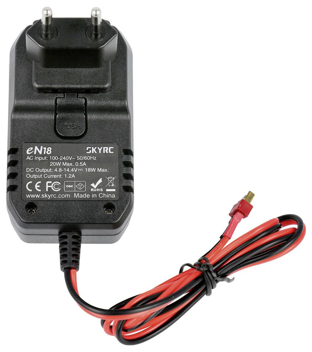 Chargeur noir avec fiche EU, câble et connecteur rouge. Inscription : 'eN18 SKYRC' et spécifications techniques.