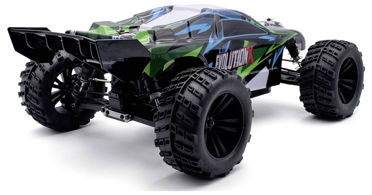 Une voiture télécommandée avec de grandes roues tout-terrain et un design sportif en noir et vert, photographiée de dos.