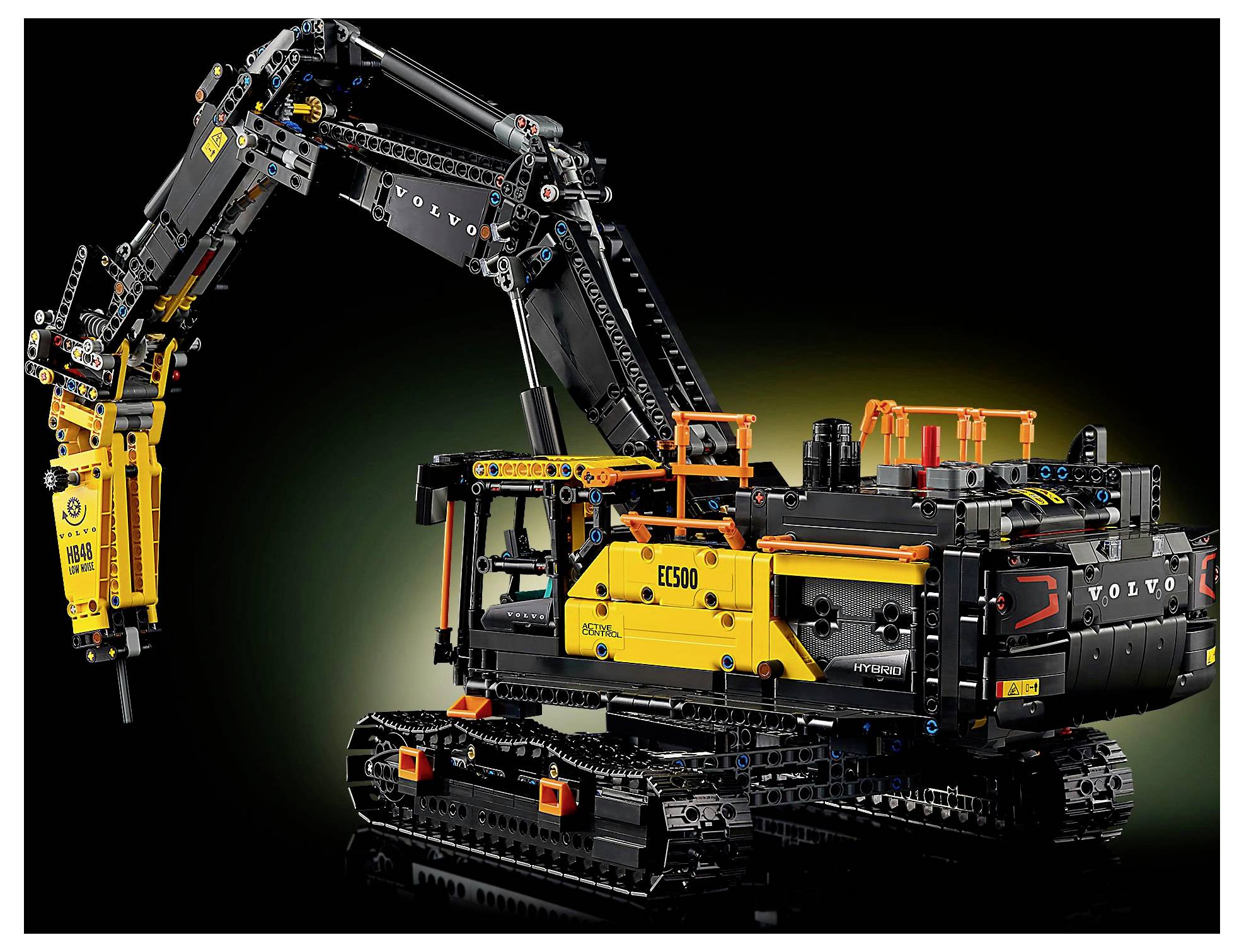 Un modèle détaillé de pelleteuse Volvo en LEGO Technic sur un fond sombre, présentant des parties mobiles et des détails de construction complexes.