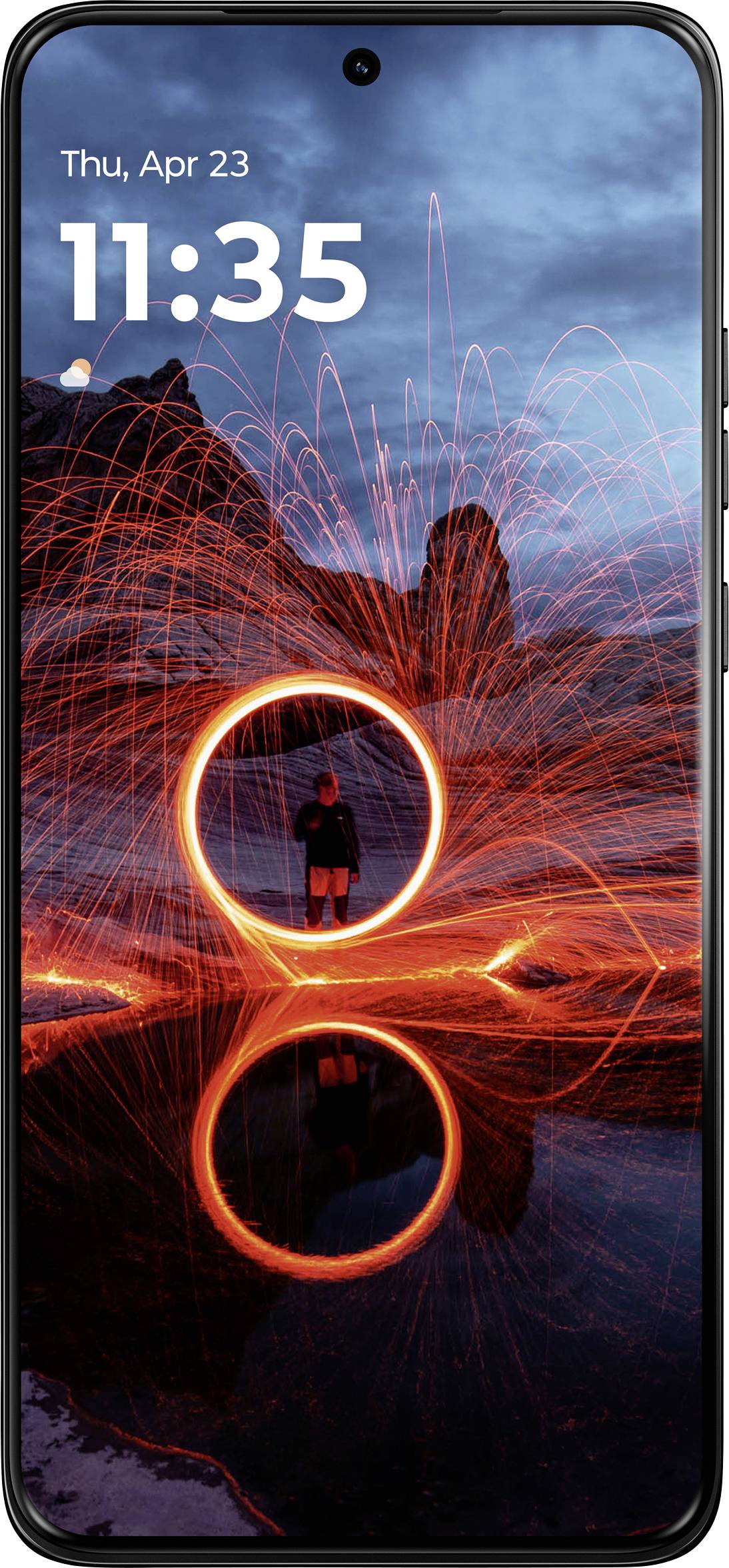 Une figure illuminée, entourée de lumière tournoyante et scintillante, avec des étincelles orangées devant un paysage montagneux nocturne.