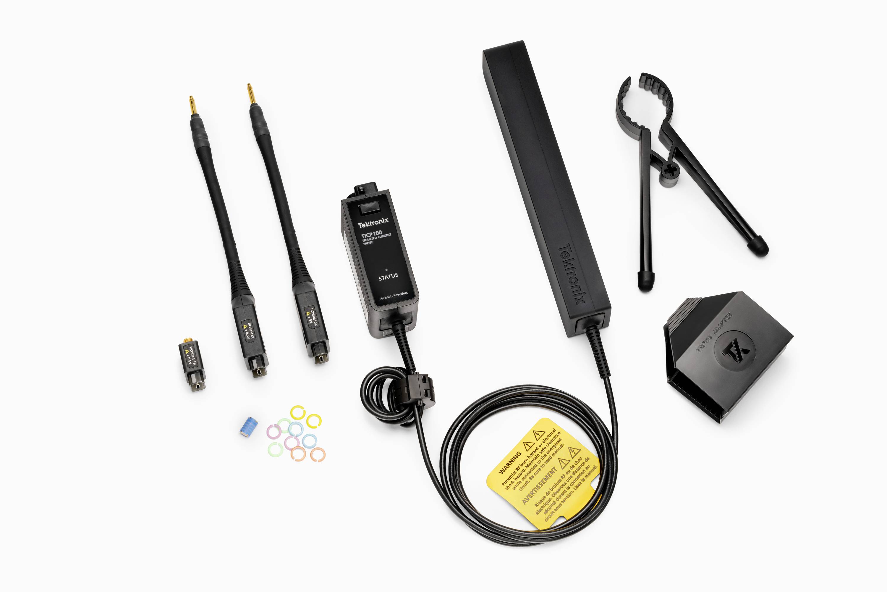 Un ensemble de sondes pour oscilloscope comprenant deux sondes, un adaptateur, des bagues de marquage colorées, un support noir et des câbles, posé sur un fond blanc.