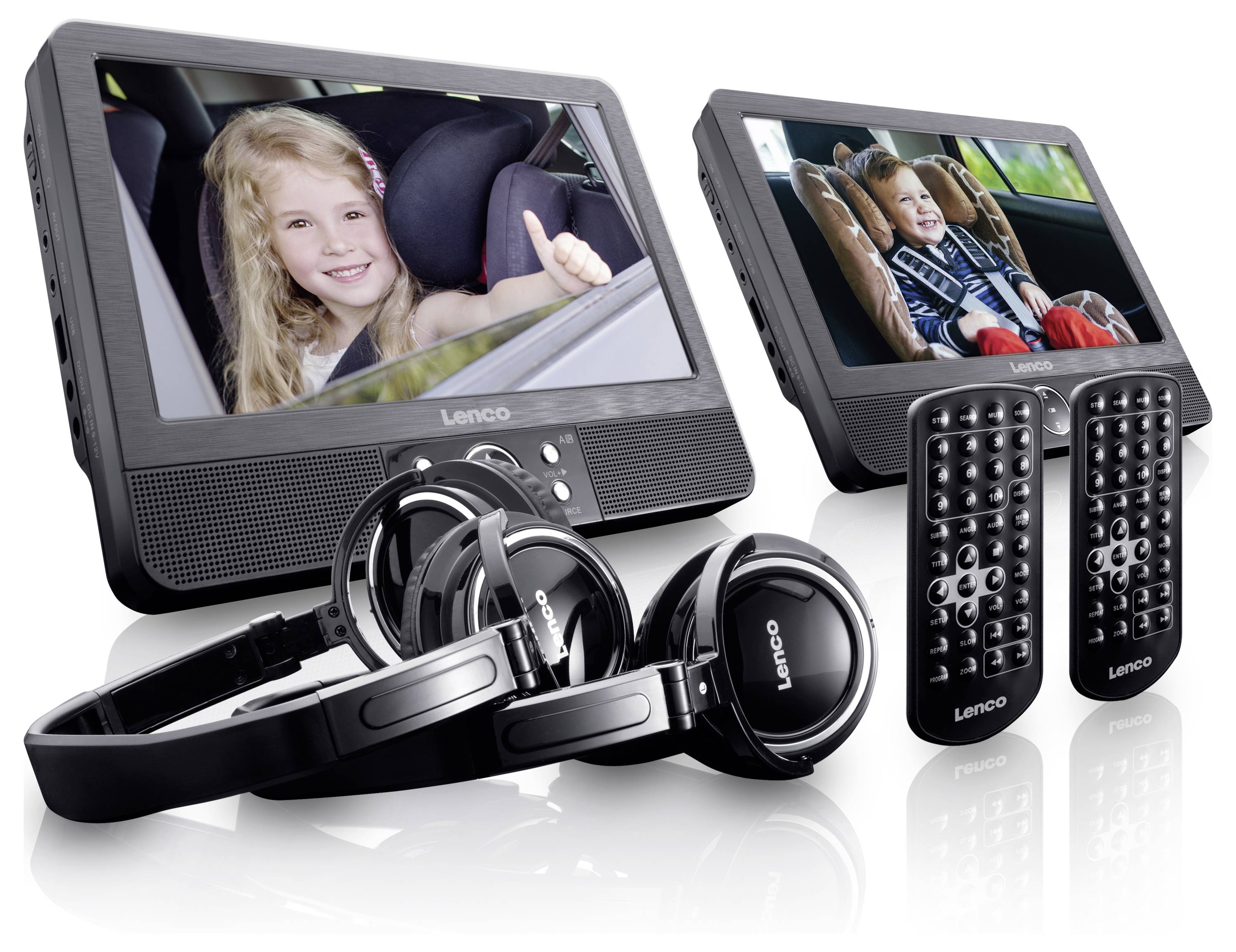 Deux lecteurs DVD portables avec des écrans sur lesquels des enfants sont visibles dans une voiture, ainsi que deux casques audio et deux télécommandes.