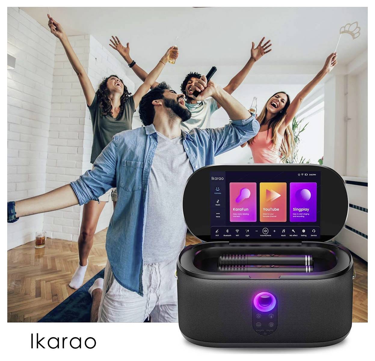 Un groupe de quatre personnes chantant joyeusement avec une machine à karaoké affichant un écran avec des options de chansons, suggérant un rassemblement social amusant.