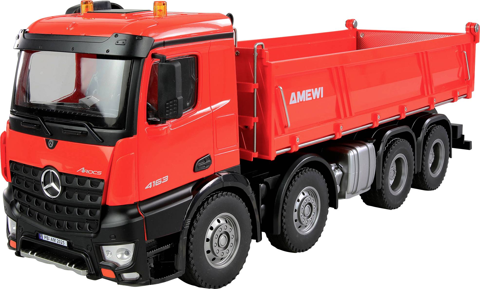 Camion rouge à trois essieux avec plateau de chargement, portant l'inscription 'AMEWI' sur le côté.