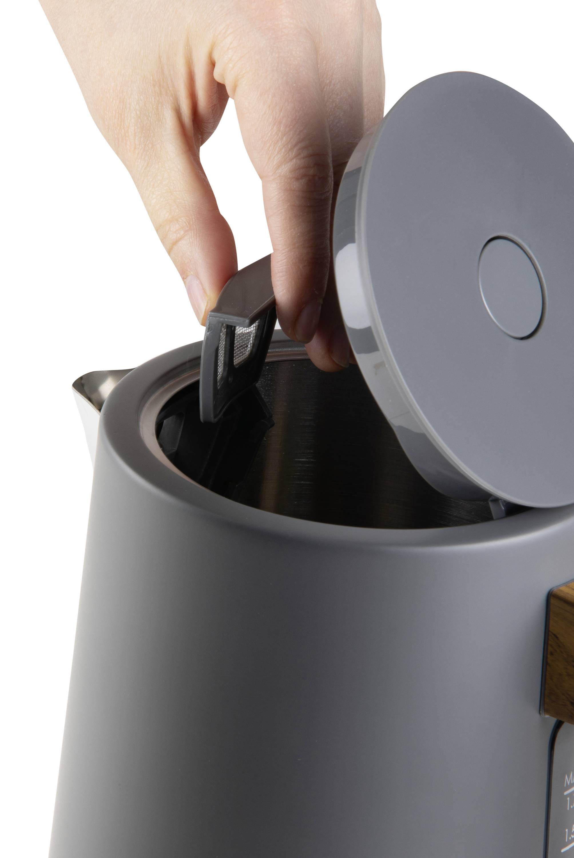 Une main ouvre le couvercle d'une bouilloire grise au design moderne et minimaliste.