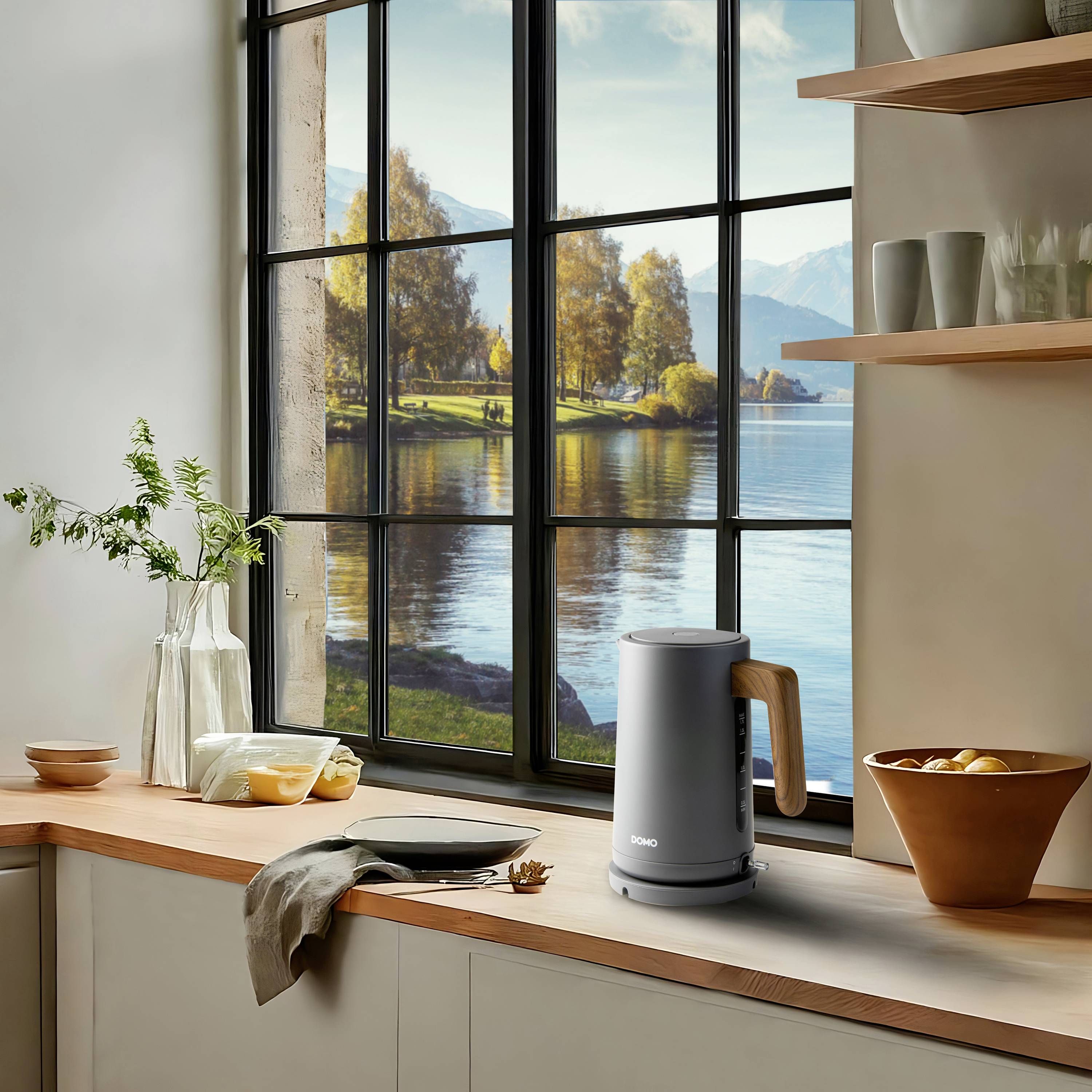 Une cuisine au design moderne, vue sur un lac et des montagnes depuis la fenêtre, un purificateur d'air posé sur le plan de travail.