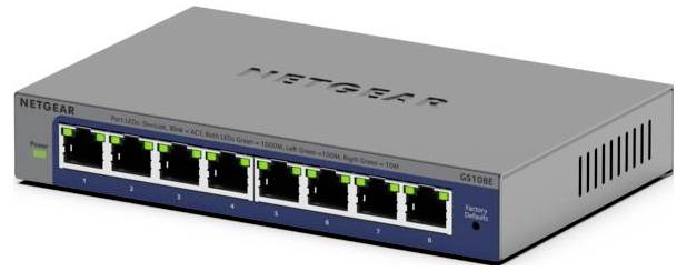 Un commutateur Ethernet Gigabit Netgear GS108E gris à 8 ports avec des voyants LED pour chaque connexion et une prise d'alimentation.
