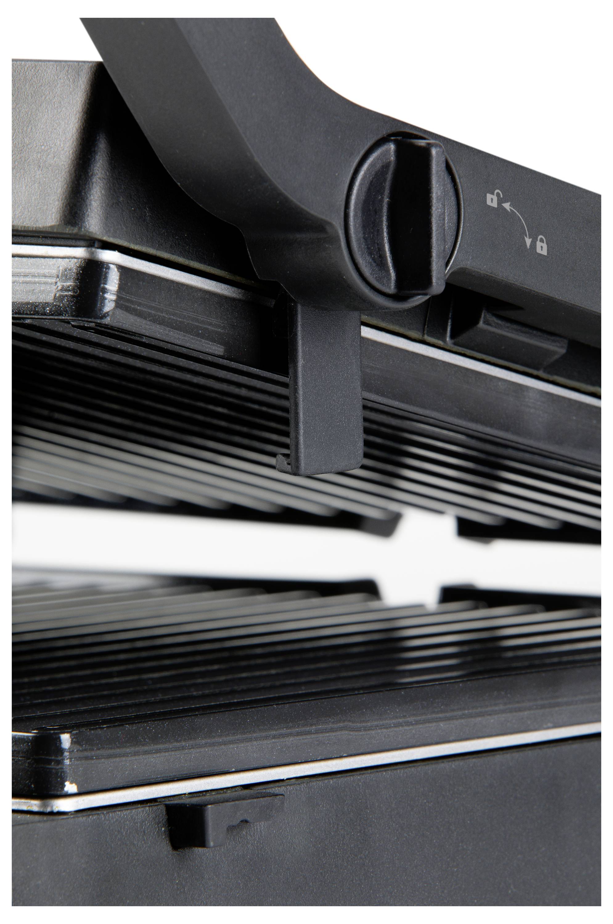 Grill de contact électrique en gros plan avec des plaques striées et un régulateur de température, ouvert avec un léger écart entre les plaques.