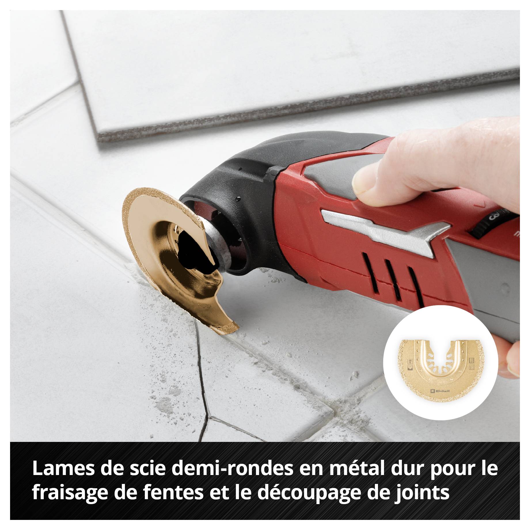 Une main tient un outil électrique multifonction avec une lame de scie en demi-lune, qui traite précisément les joints de carrelage.