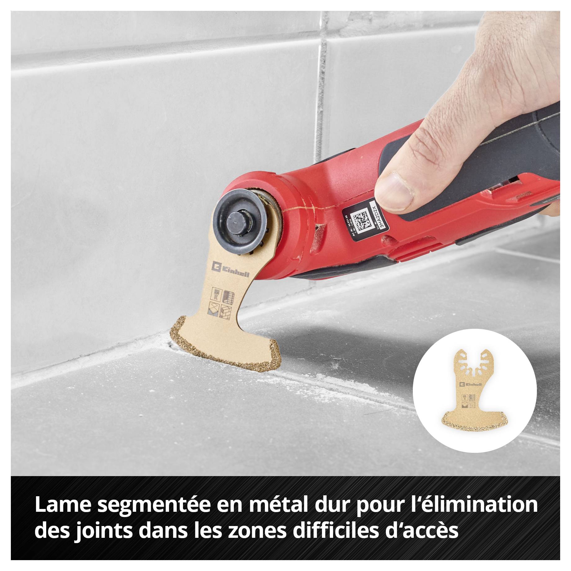 La main tient un outil multifonction oscillant avec une lame de scie segmentée en carbure, coupe les joints dans les coins. Utilisation dans les endroits difficiles d'accès.