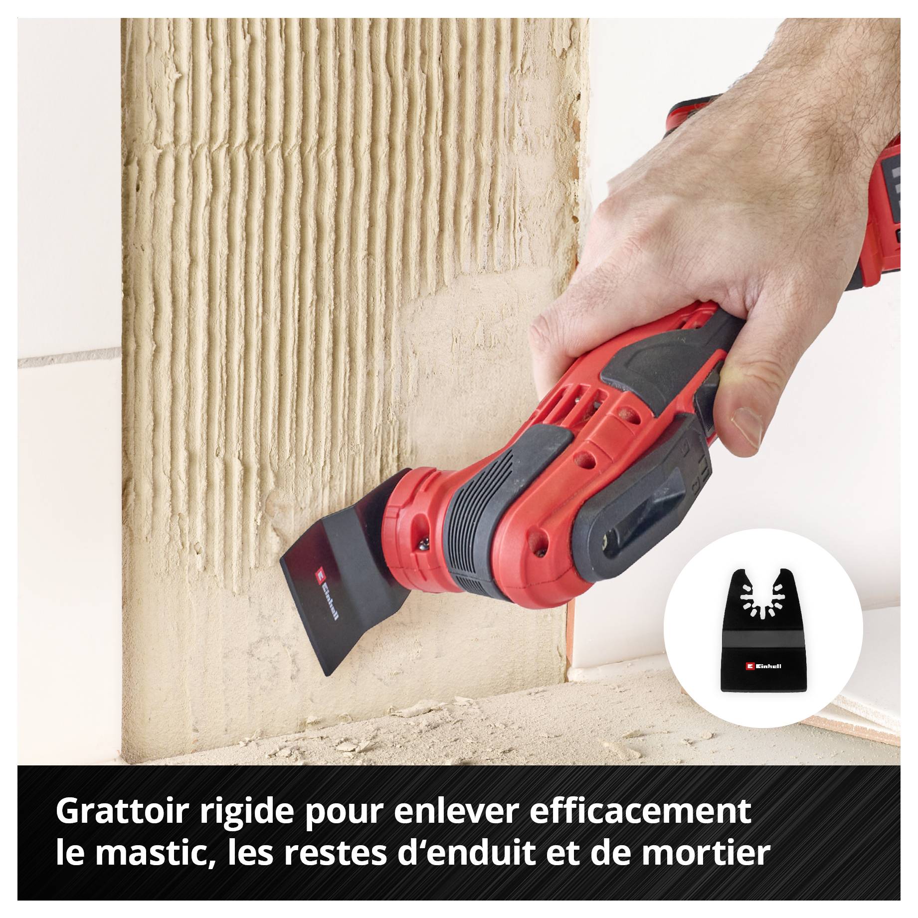 'La main tient un grattoir électrique utilisé pour enlever le composé de jointoiement et les résidus de mortier d'un mur.'