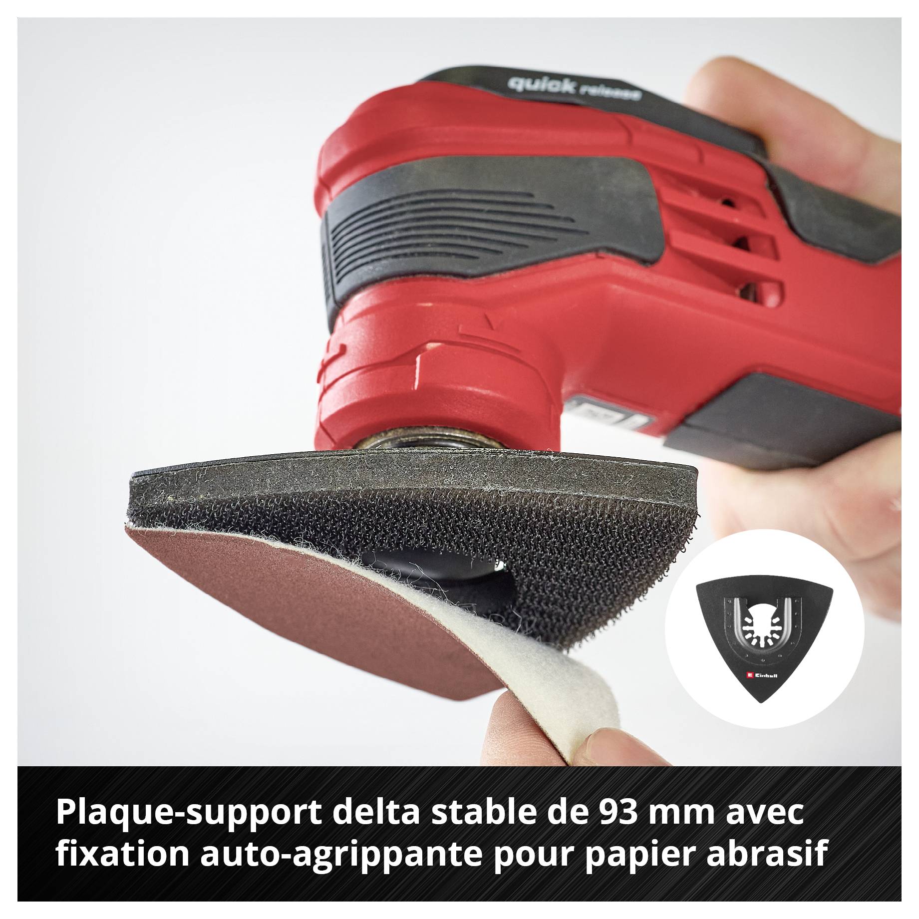 Ponceuse delta rouge avec plateau porteur de 93 mm, fixation auto-agrippante sous le plateau pour papier abrasif. Main tenant l'appareil, logo à côté.