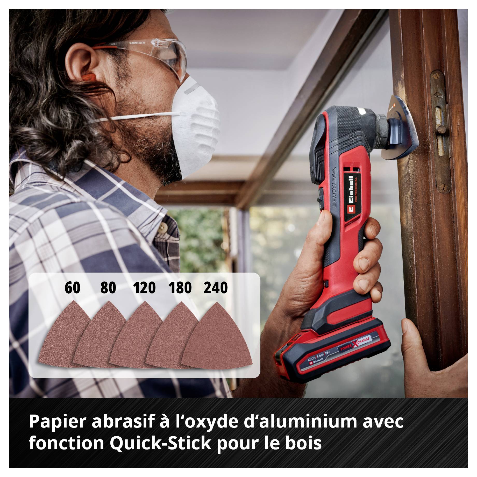 Une personne ponce du bois avec un outil électrique. Au premier plan, différents types de papier de verre avec des granulométries 60, 80, 120, 180, 240.