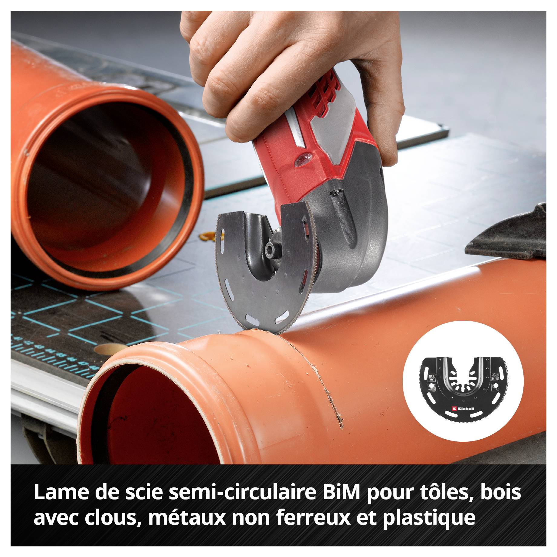 Une main tient une scie oscillante avec une lame de scie en demi-lune BiM, coupant à travers un tuyau de couleur orange sur une table.