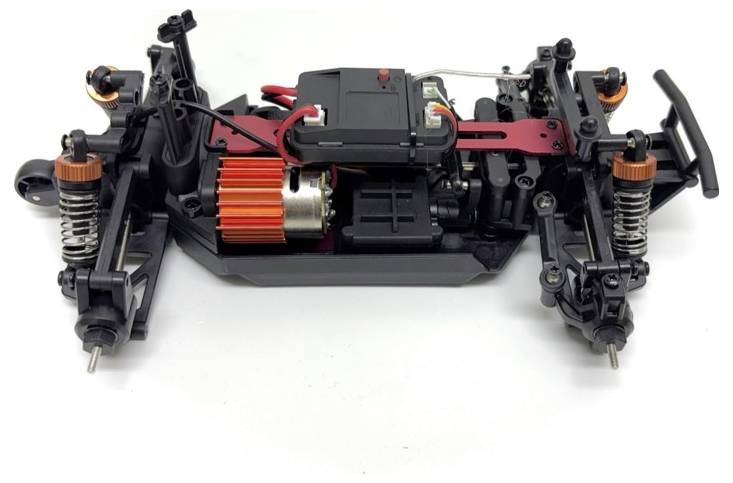 Châssis de voiture télécommandé. Vue sur la structure interne avec moteur, suspension et électronique. Carrosserie non montée.