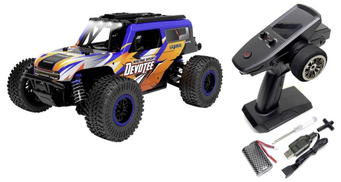 Une voiture télécommandée bleu-orange avec de grandes roues, sa télécommande incluse et des accessoires tels que câble USB et outils de vissage.