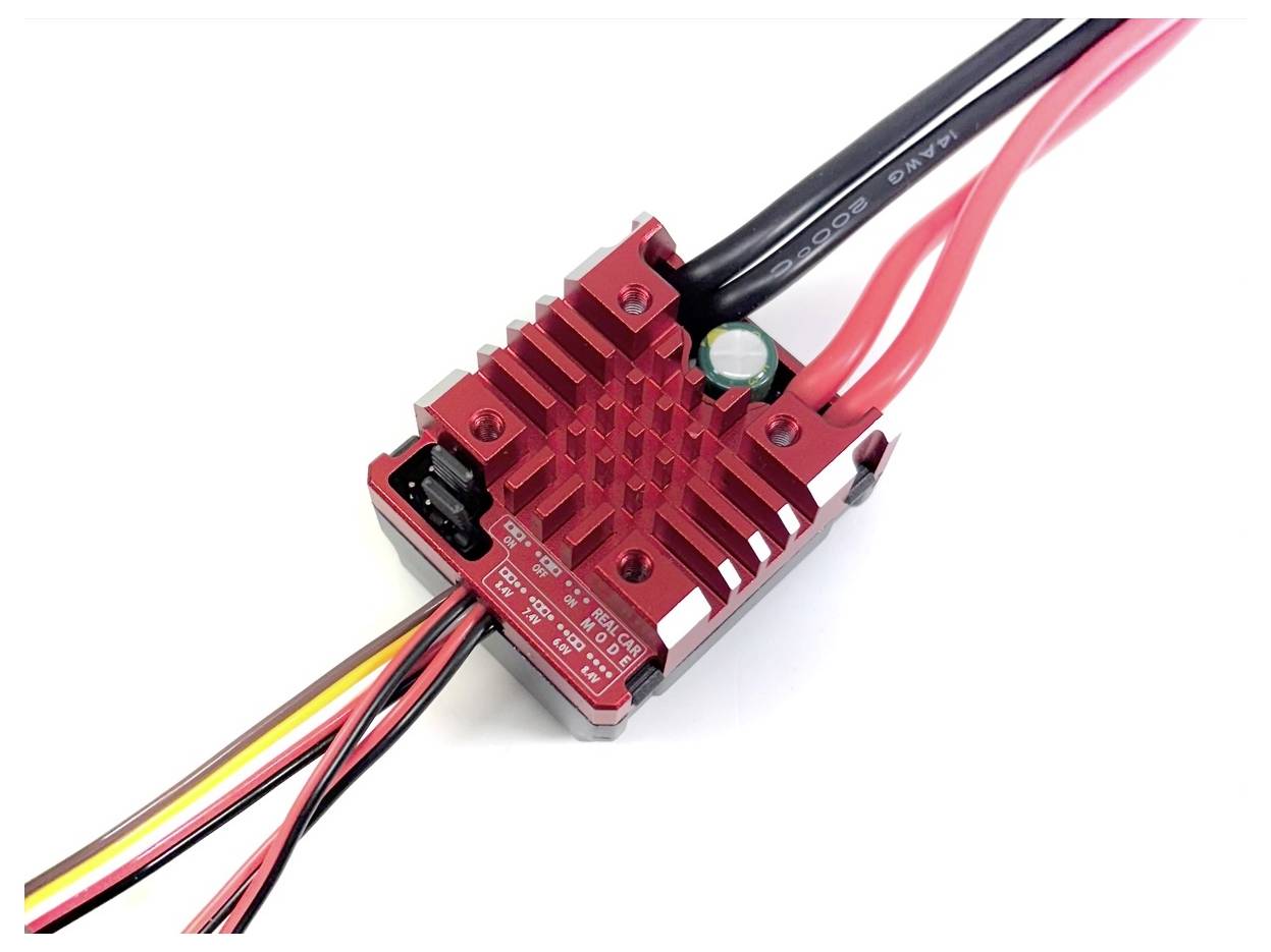 Un régulateur électronique de vitesse (ESC) rouge avec plusieurs câbles connectés pour contrôler des moteurs électriques.