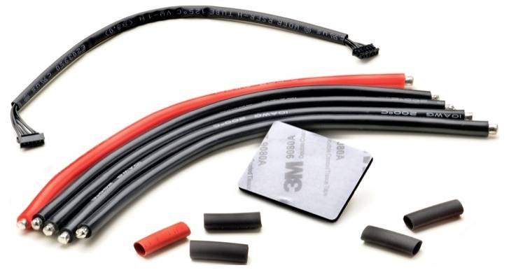 Différents câbles et gaines de câbles sont disposés sur un fond blanc. Un morceau rectangulaire portant l'inscription « 3M » est également visible.