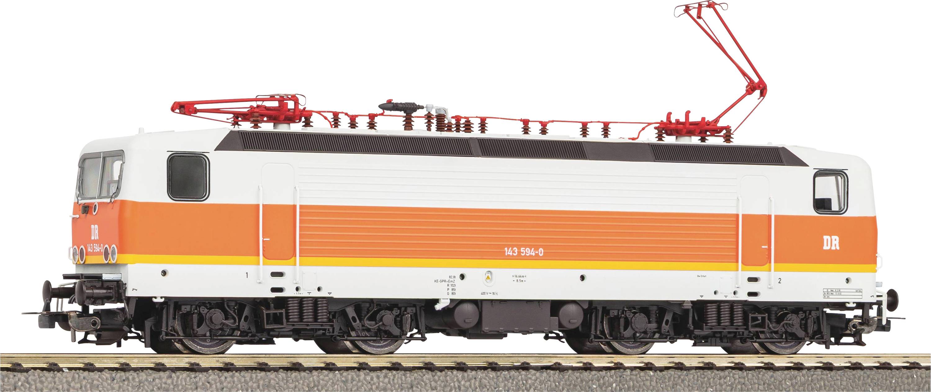 Une locomotive de train miniature en blanc et orange, placée sur une voie ferrée. Un pantographe rouge dépasse au-dessus.