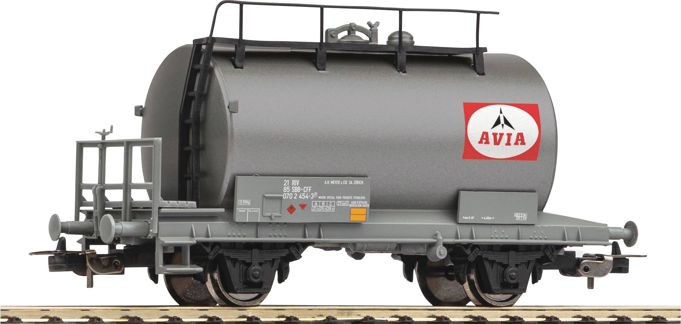 Un camion-citerne gris à l'échelle du modèle sur une voie ferrée, avec le logo rouge 'AVIA' sur le côté.
