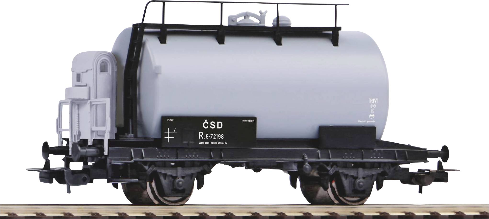 Un modèle d'un train de marchandises avec un wagon-citerne gris, portant l'inscription 'ČSD'.