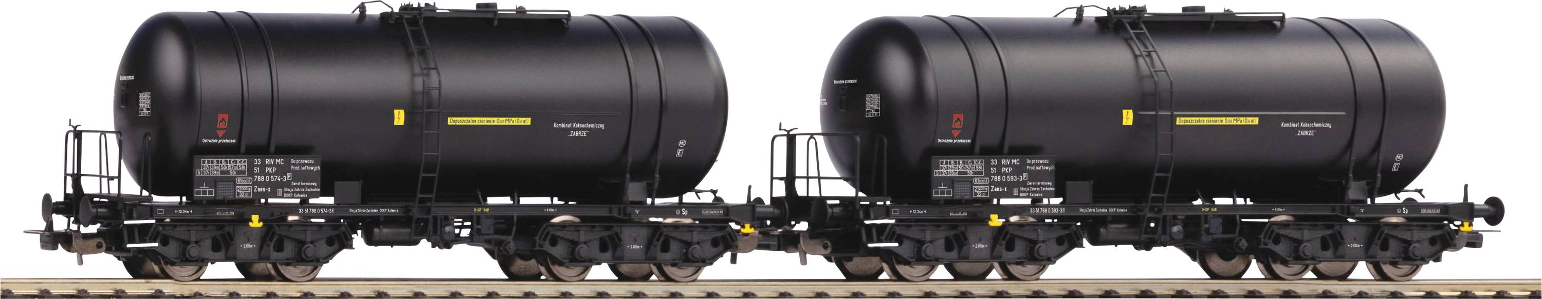 Deux wagons-citernes noirs sur une voie ferrée, détaillés avec des tuyaux et des marquages de sécurité, côte à côte.