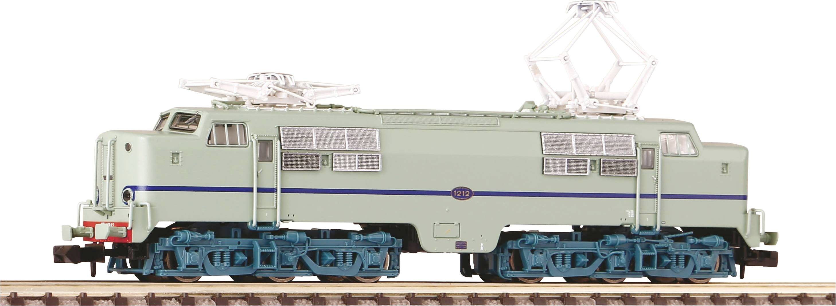 Un modèle de locomotive électrique de couleur gris clair avec des accents bleus, placé sur une voie ferrée.