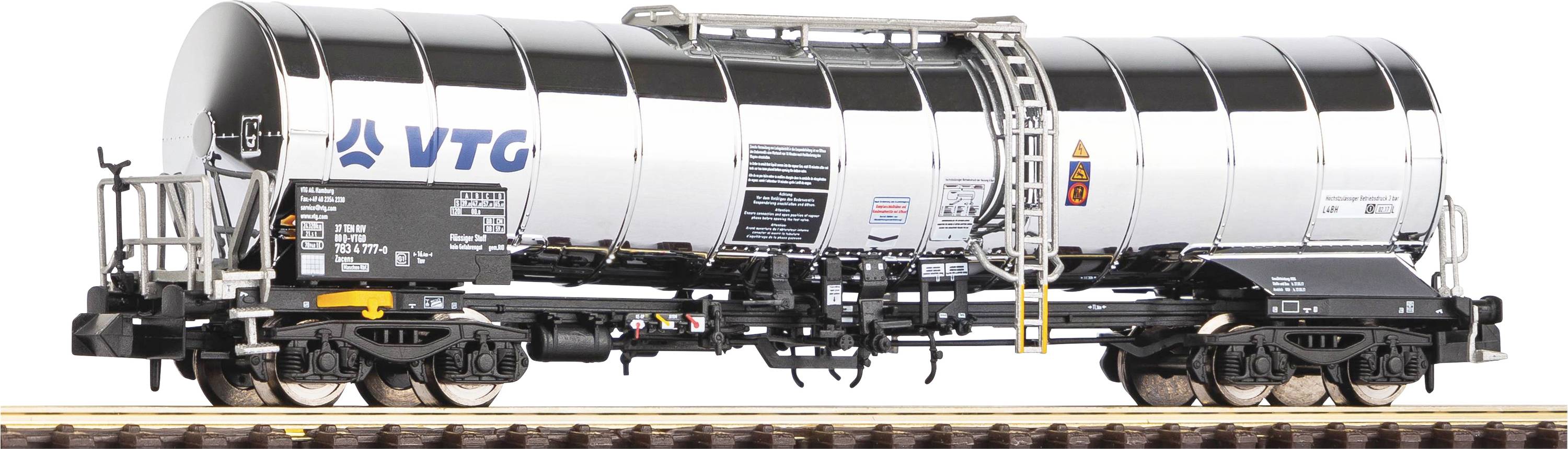 Un wagon-citerne argenté de l'entreprise VTG sur une voie ferrée. Le wagon présente des détails noirs et une structure en échelle.