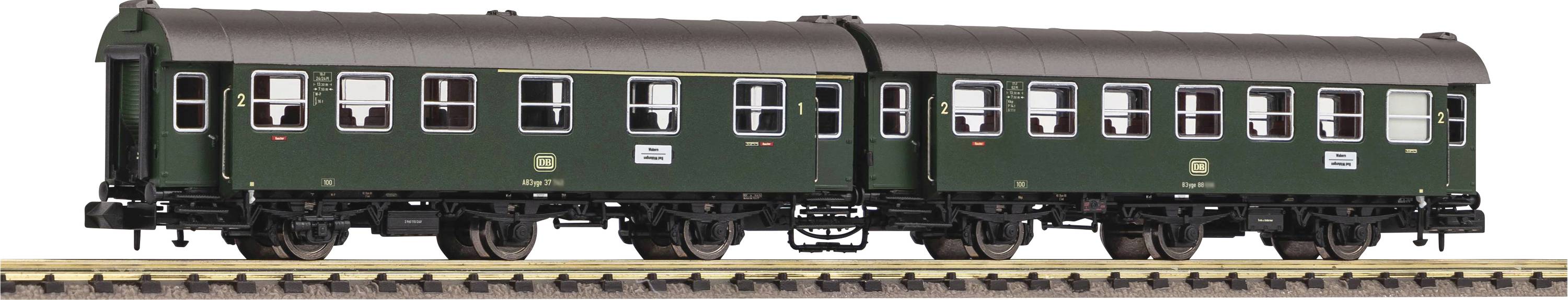 Modèle d'un wagon de passagers vert sur rail, avec des fenêtres détaillées et des inscriptions bien visibles, vue latérale.