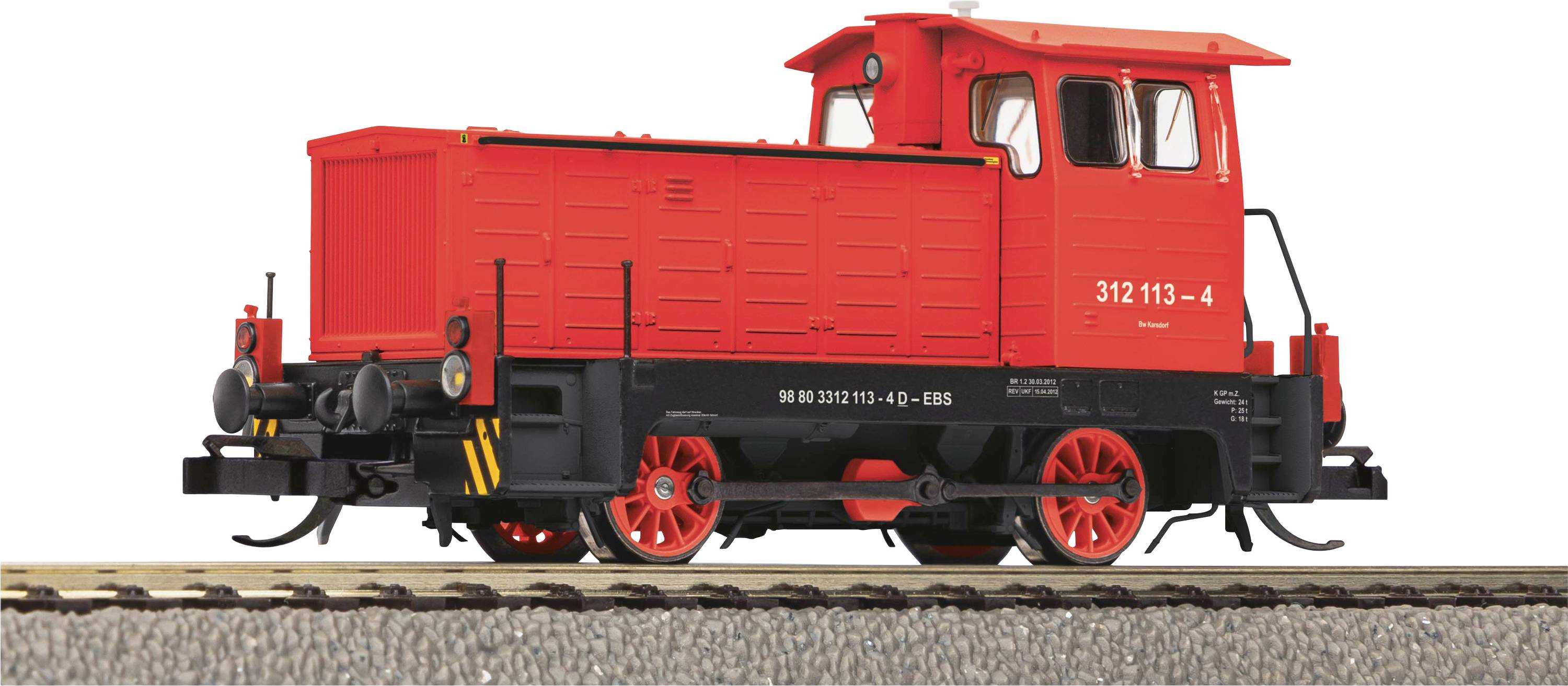 Modèle rouge d'une petite locomotive diesel sur un tronçon de voie ferrée, conçu avec de nombreux détails, des inscriptions et des accents noirs.